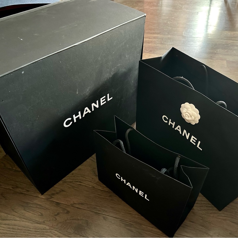 Shopping bags, used. Chanel, Louis Vuitton, Ferragamo, etc.